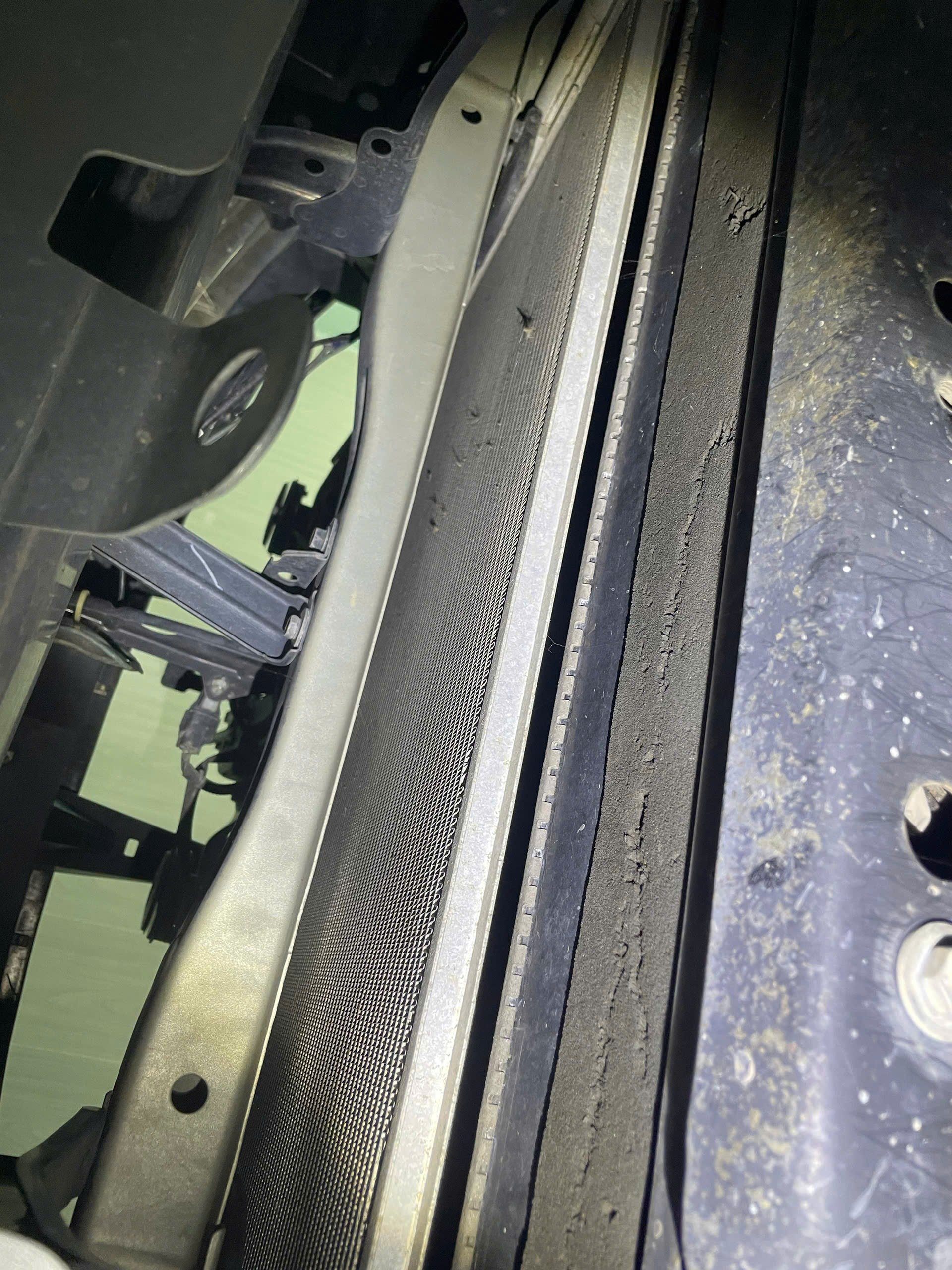 Toyota fotuner212 55 ngàn máy xăng số tự động xe gia đình ít đi nguyên zin chưa thay sữa gì chỉ trầy xước tí dầu và đui có tuốt lại - Ngoại thất 9