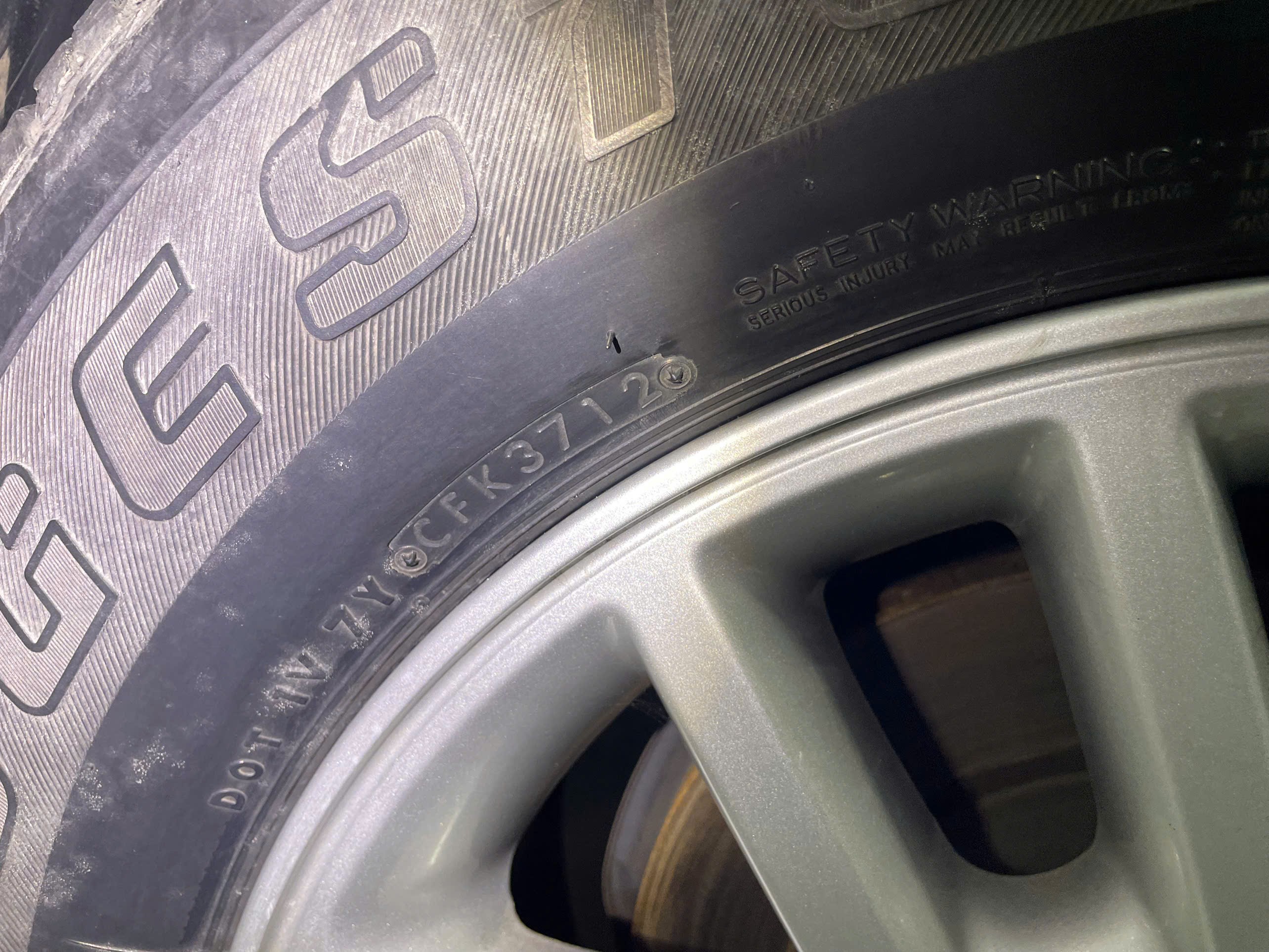 Toyota fotuner212 55 ngàn máy xăng số tự động xe gia đình ít đi nguyên zin chưa thay sữa gì chỉ trầy xước tí dầu và đui có tuốt lại - Ngoại thất 18