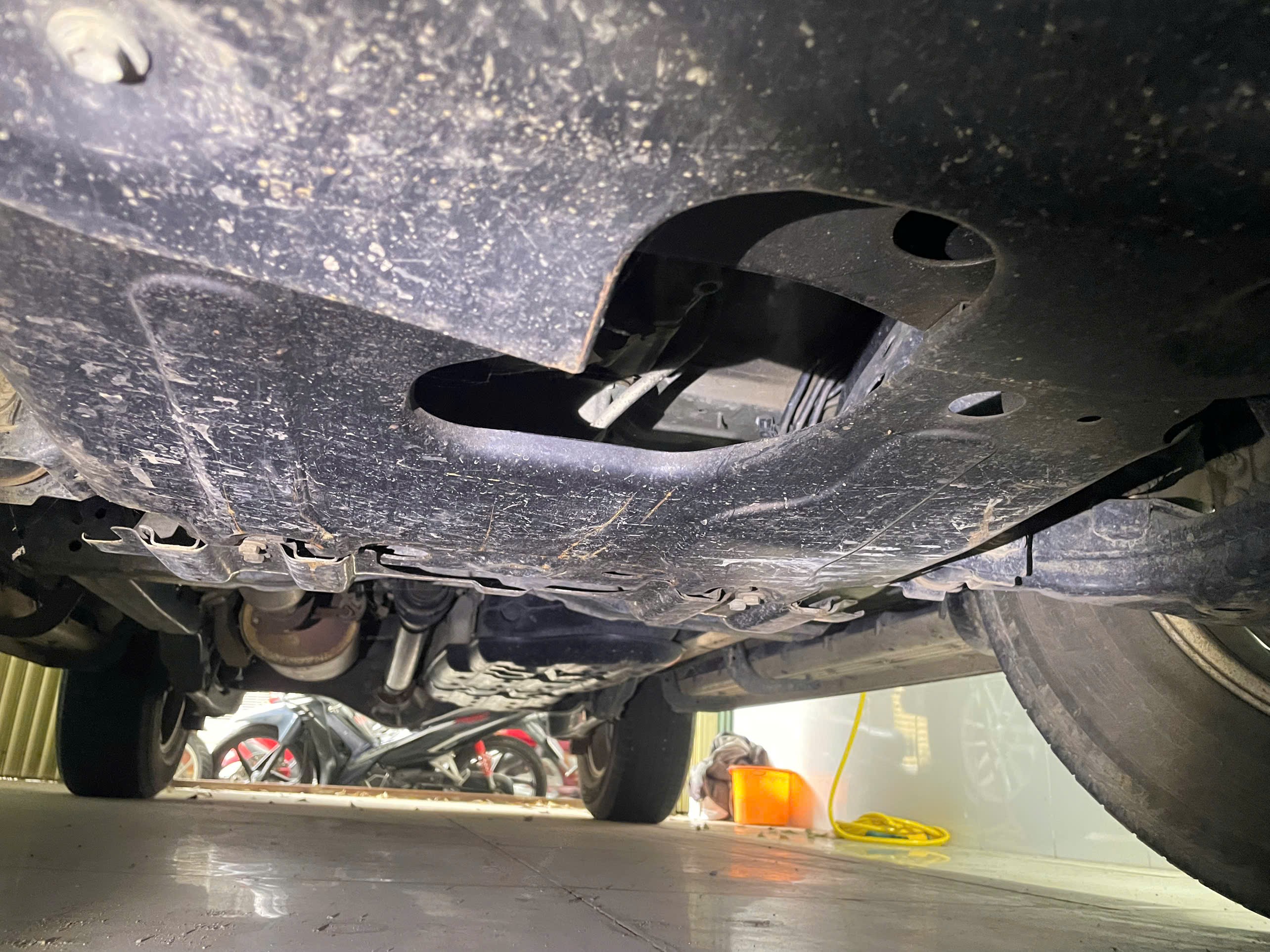 Toyota fotuner212 55 ngàn máy xăng số tự động xe gia đình ít đi nguyên zin chưa thay sữa gì chỉ trầy xước tí dầu và đui có tuốt lại - Ngoại thất 13
