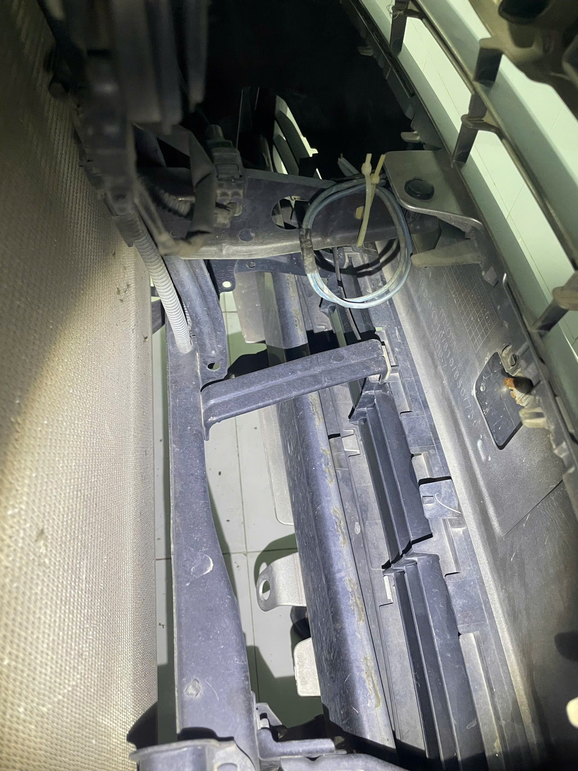 Toyota fotuner212 55 ngàn máy xăng số tự động xe gia đình ít đi nguyên zin chưa thay sữa gì chỉ trầy xước tí dầu và đui có tuốt lại - Ngoại thất 4