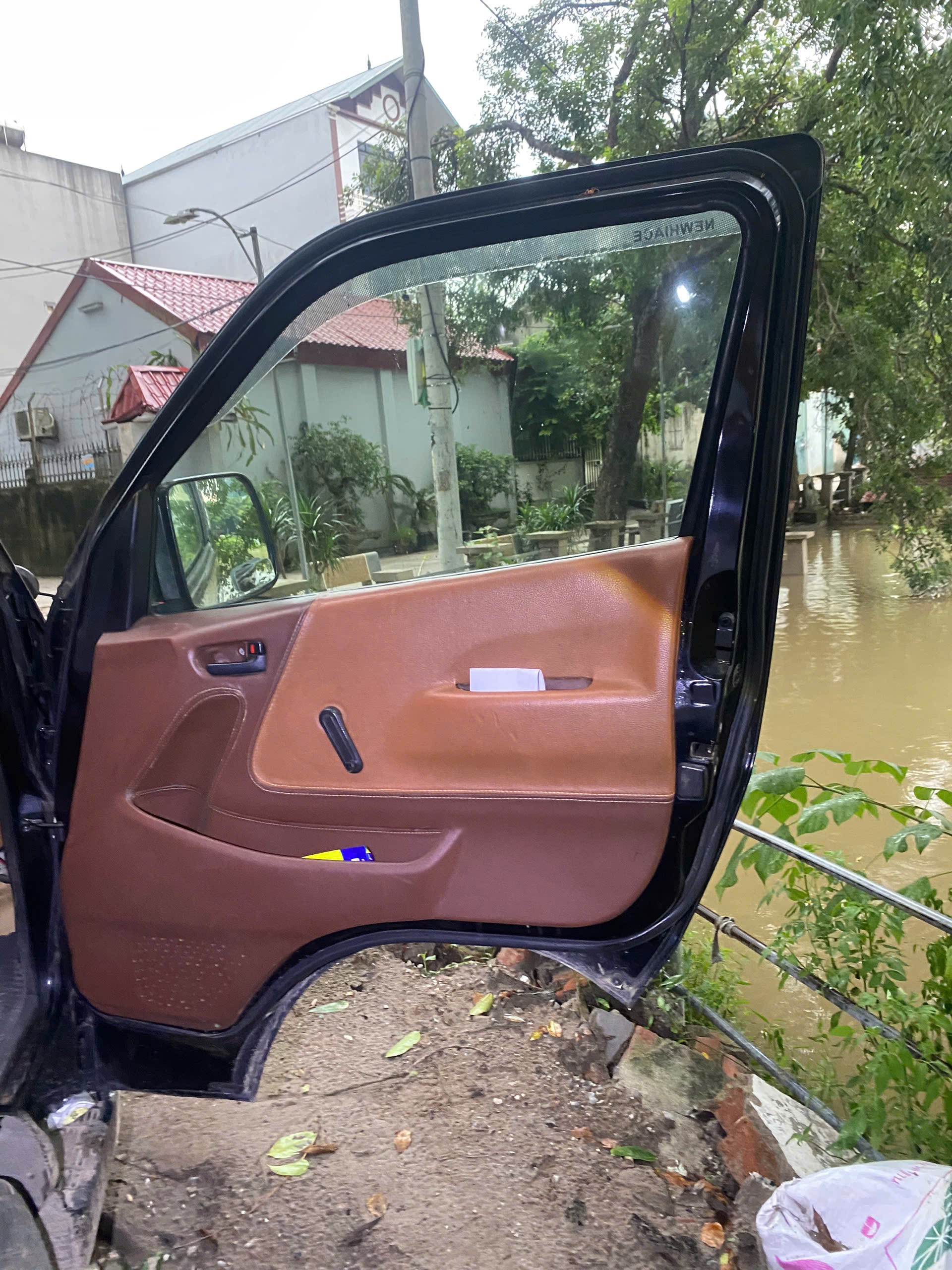 Toyota Hiace NA 2010 - Ngoại thất 14